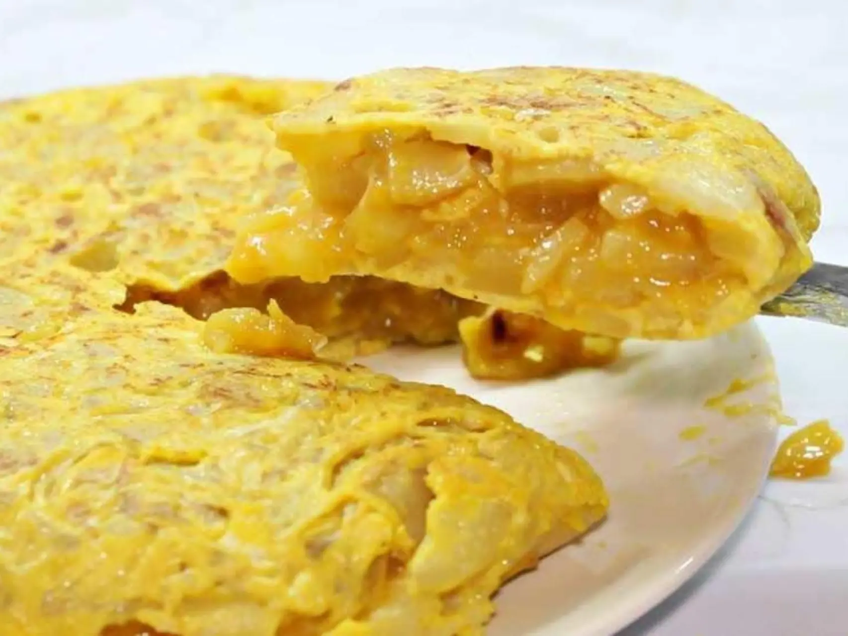 Tortilla española elaborada con huevos camperos gallegos de O Pazo de Vilarullo para hostelería